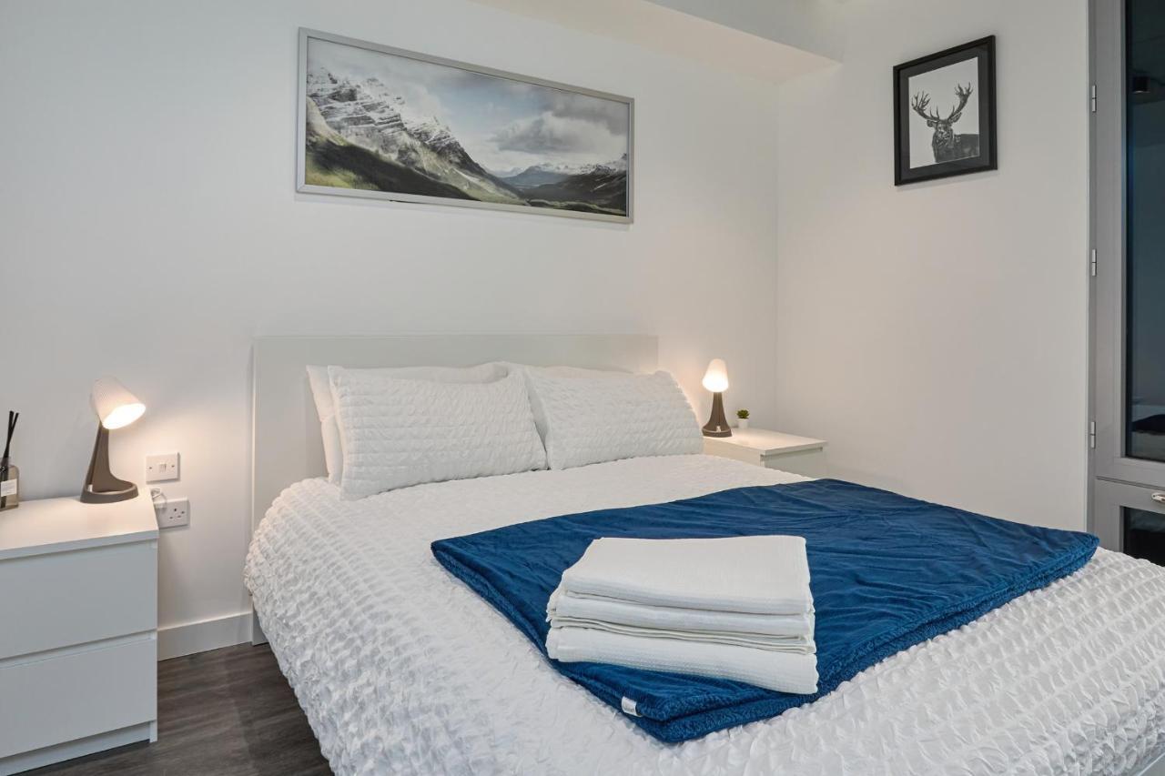 Morden Lovely 3Bedroom Apartment London Abbey Wood Dış mekan fotoğraf