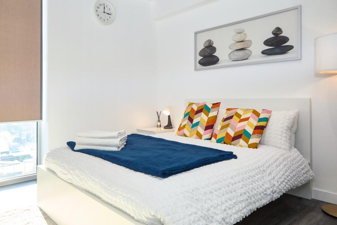 Morden Lovely 3Bedroom Apartment London Abbey Wood Dış mekan fotoğraf