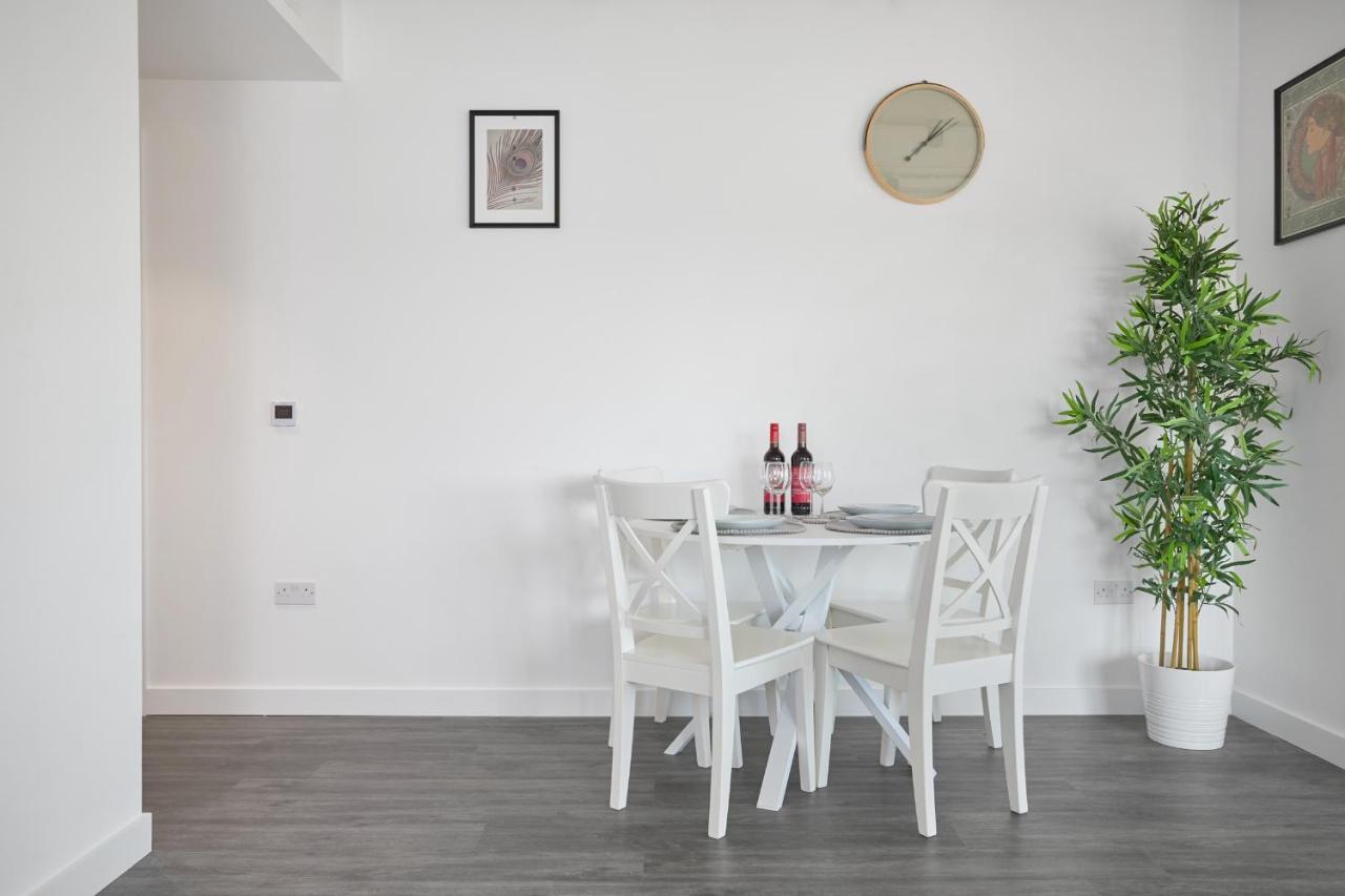 Morden Lovely 3Bedroom Apartment London Abbey Wood Dış mekan fotoğraf