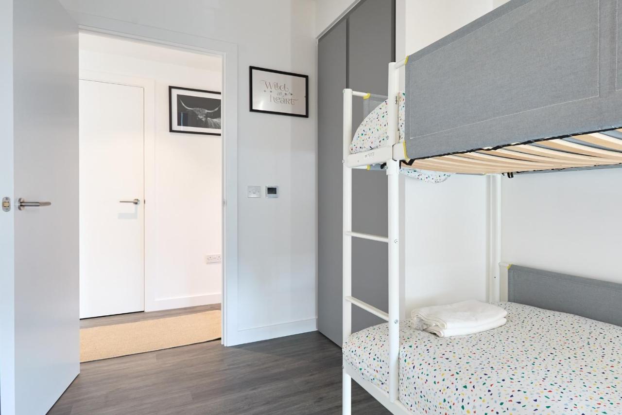 Morden Lovely 3Bedroom Apartment London Abbey Wood Dış mekan fotoğraf